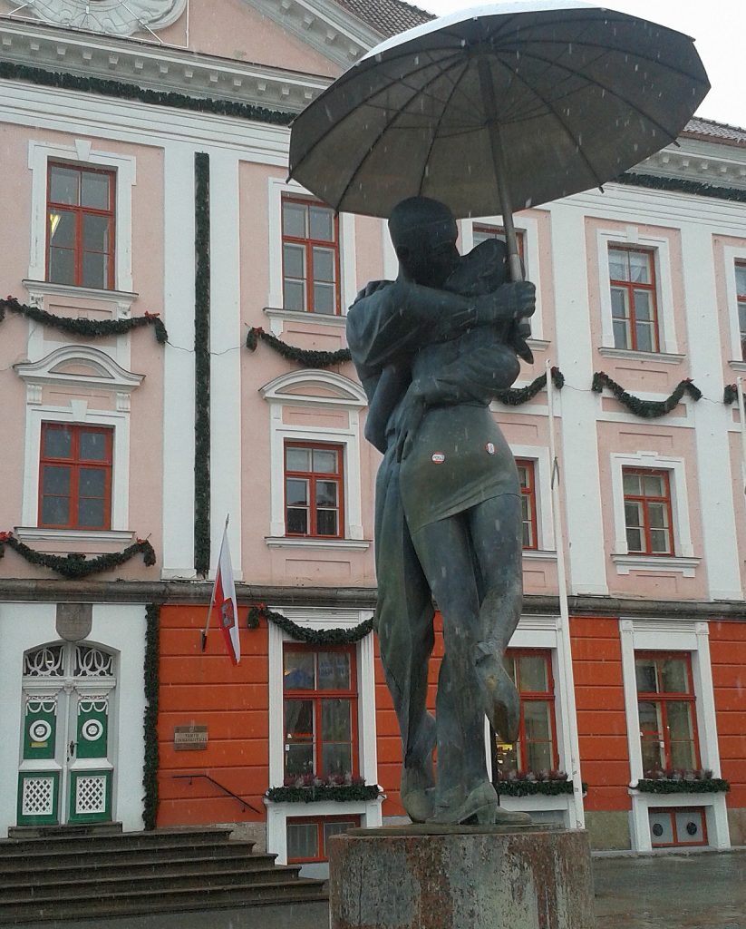 Sławna fontanna na rynku w Tartu w lutowym deszczu. Dorpat (niemiecka nazwa Tartu) w XVI w. był polski – król Stefan Batory nadał miastu biało-czerwoną flagę i założył szkołę, z której rozwinął się później sławny uniwersytet. Fot. P. Pawlaczyk.